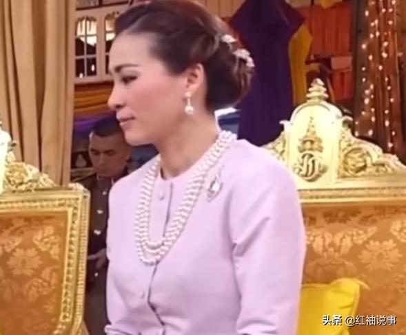 詩(shī)妮娜最新公務(wù)亮相，自然美景中的奇妙之旅
