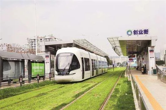 光谷有軌電車最新動(dòng)態(tài)揭秘，電車上的溫馨日常
