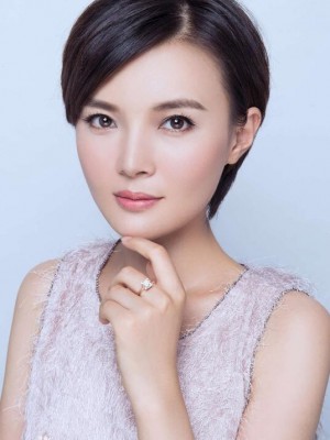 王偉女演員，自然美景中的心靈尋覓與寧?kù)o之樂